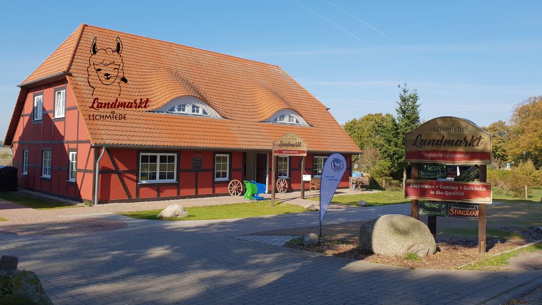 Der Landmarkt "Alte Schmiede" versorgt die Gäste der gleichnamigen Ferienanlage sowie die Dorfbewohner mit Waren des täglichen Bedarfs.