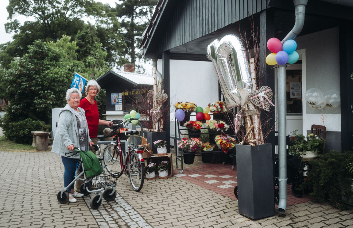 Kunden vor dem Eingang von Wiese's Markt 