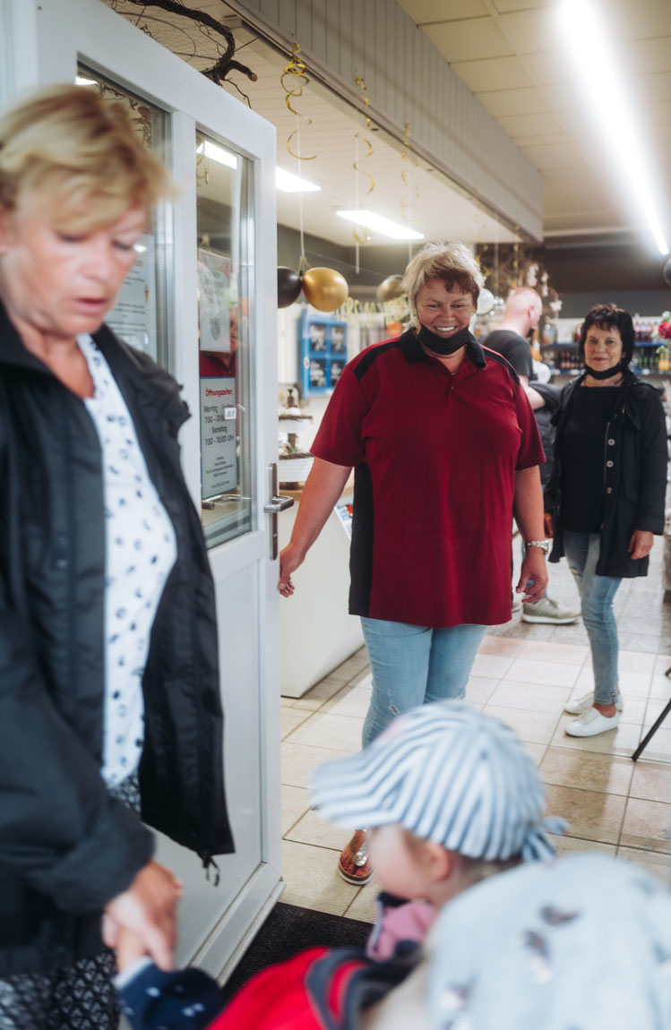 Kunden in Wiese's Markt