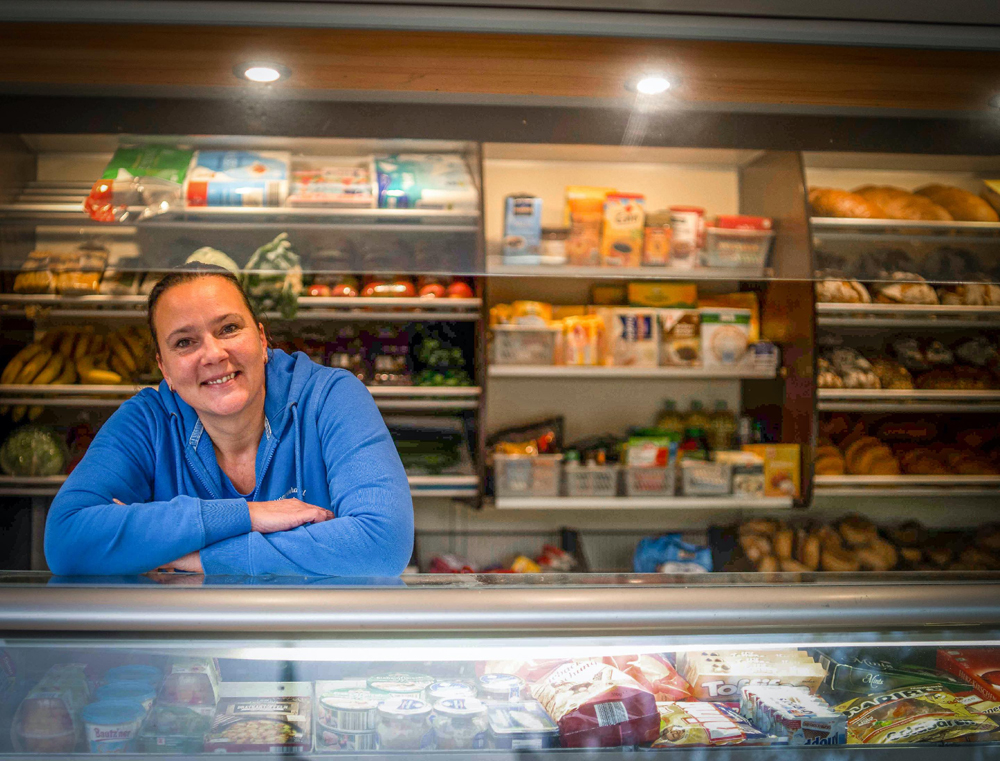 Jana Dietrich hinter der Theke ihres rollenden Supermarktes