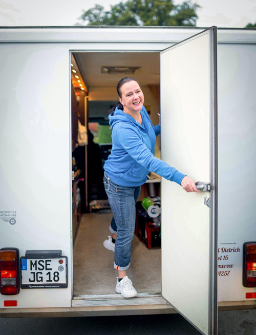 Jana Dietrich an der Tür ihres mobilen Supermarktes.
