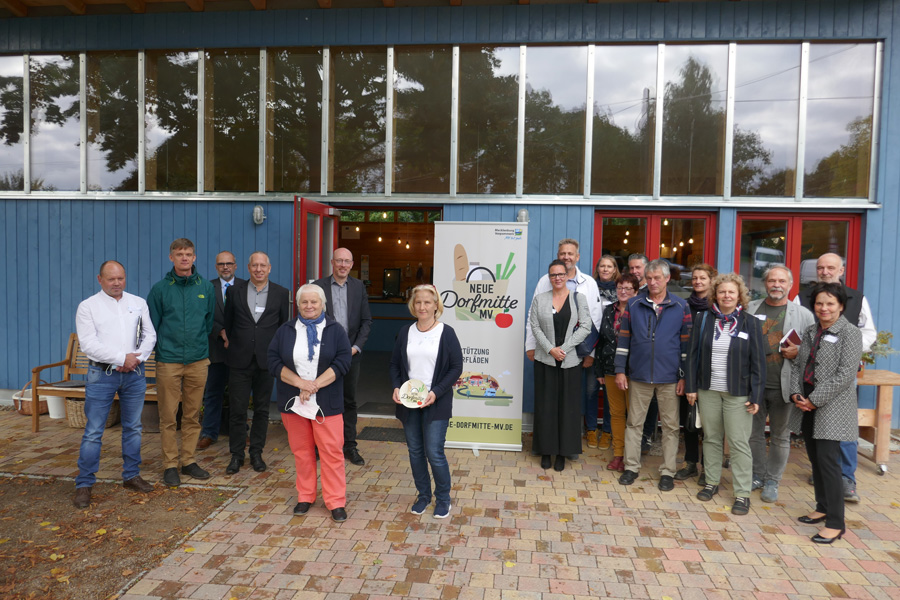 Gruppenfoto des 3. Netzwerktreffens in Lüchow vor Judiths Dorfladen Foto: EM Gruppenfoto des 3. Netzwerktreffens in Lüchow vor Judiths Dorfladen