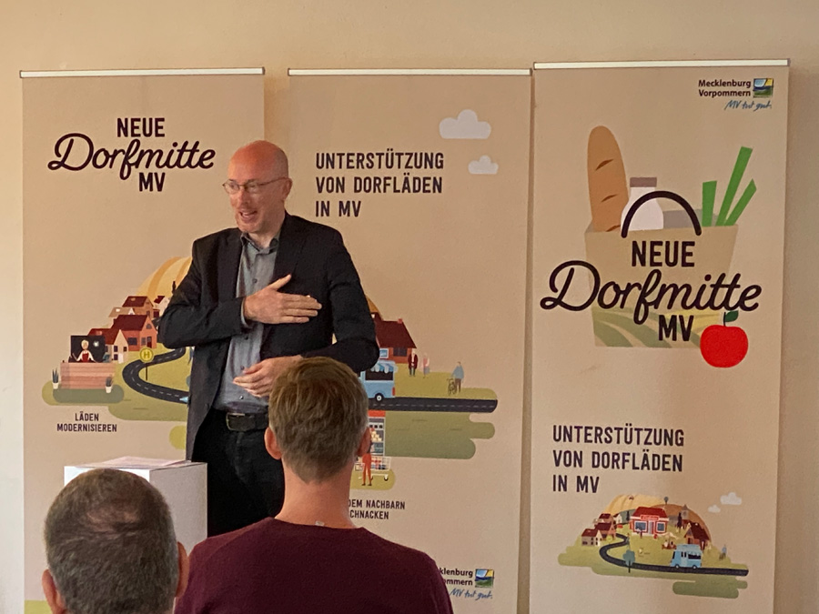Ansprache von Minister Pegel zur Bedeutung von kleinen Dorfläden im ländlichen Raum Foto: EM Ansprache von Minister Pegel zur Bedeutung von kleinen Dorfläden im ländlichen Raum