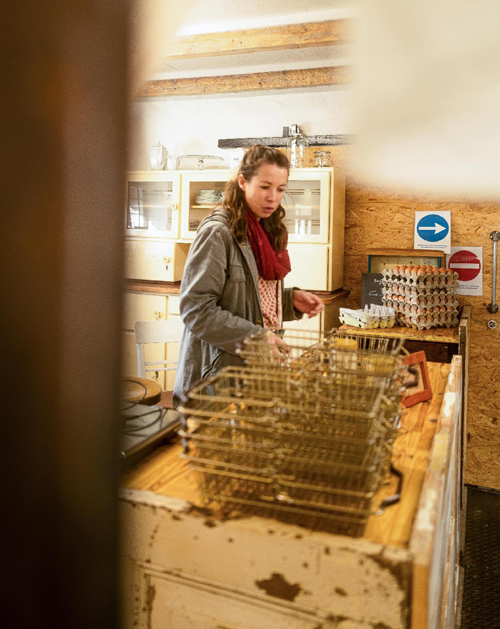 Juliana Kindt hinter der Theke des Dorfladens