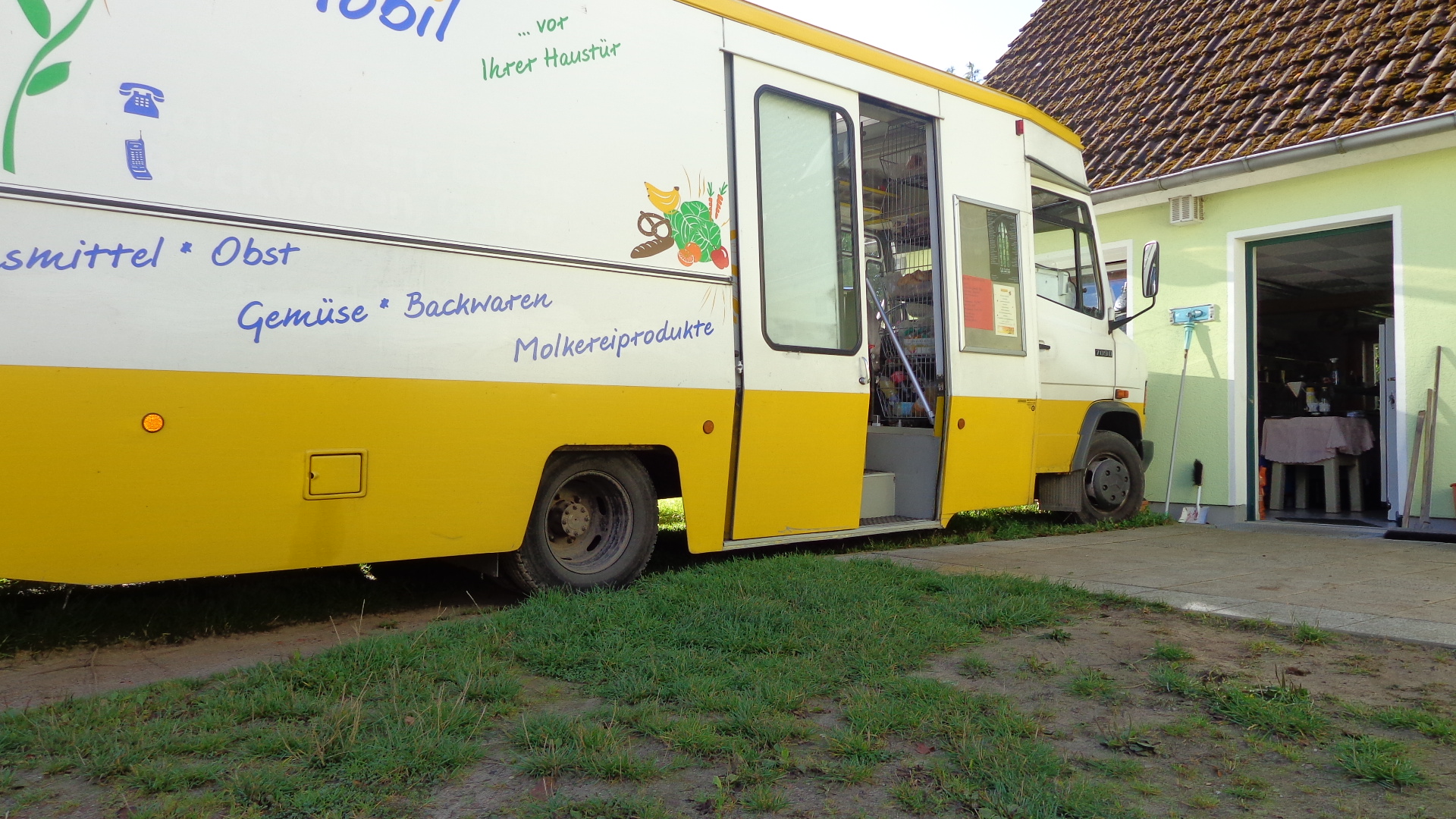 Außenansicht eines "rollenden Supermarktes".