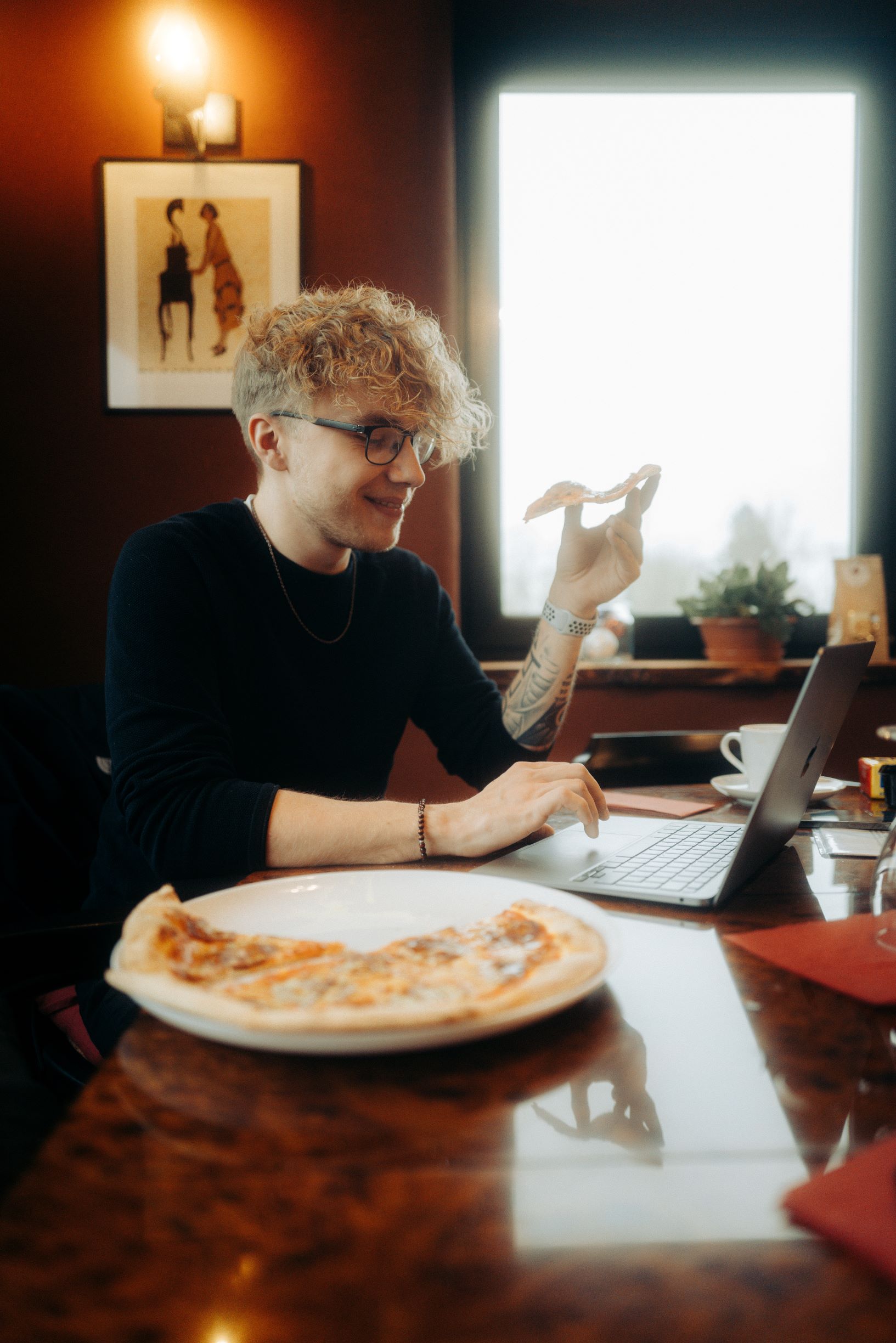 Gast genießt eine Pizza in der Brasserie
